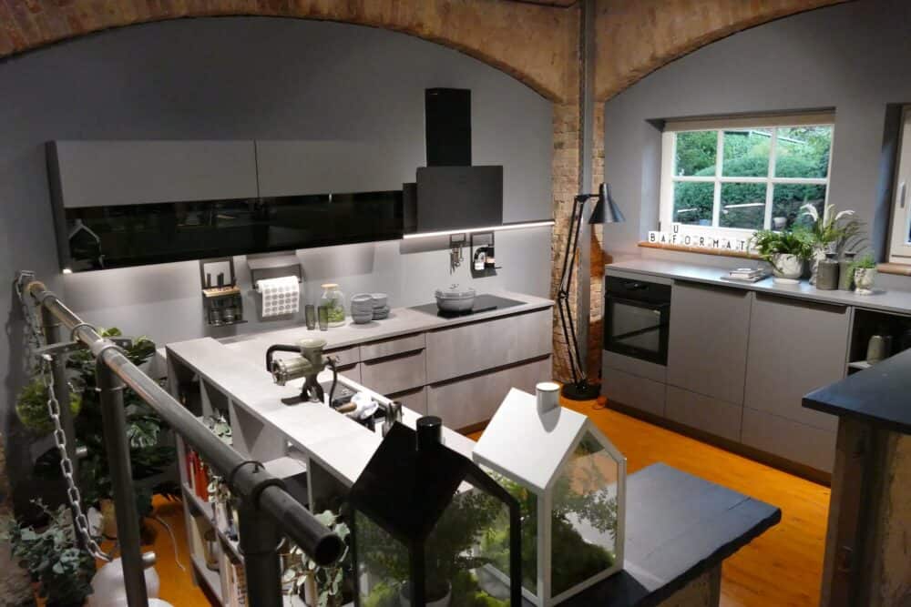 Fenster Bauformat moderne L-Küche grau