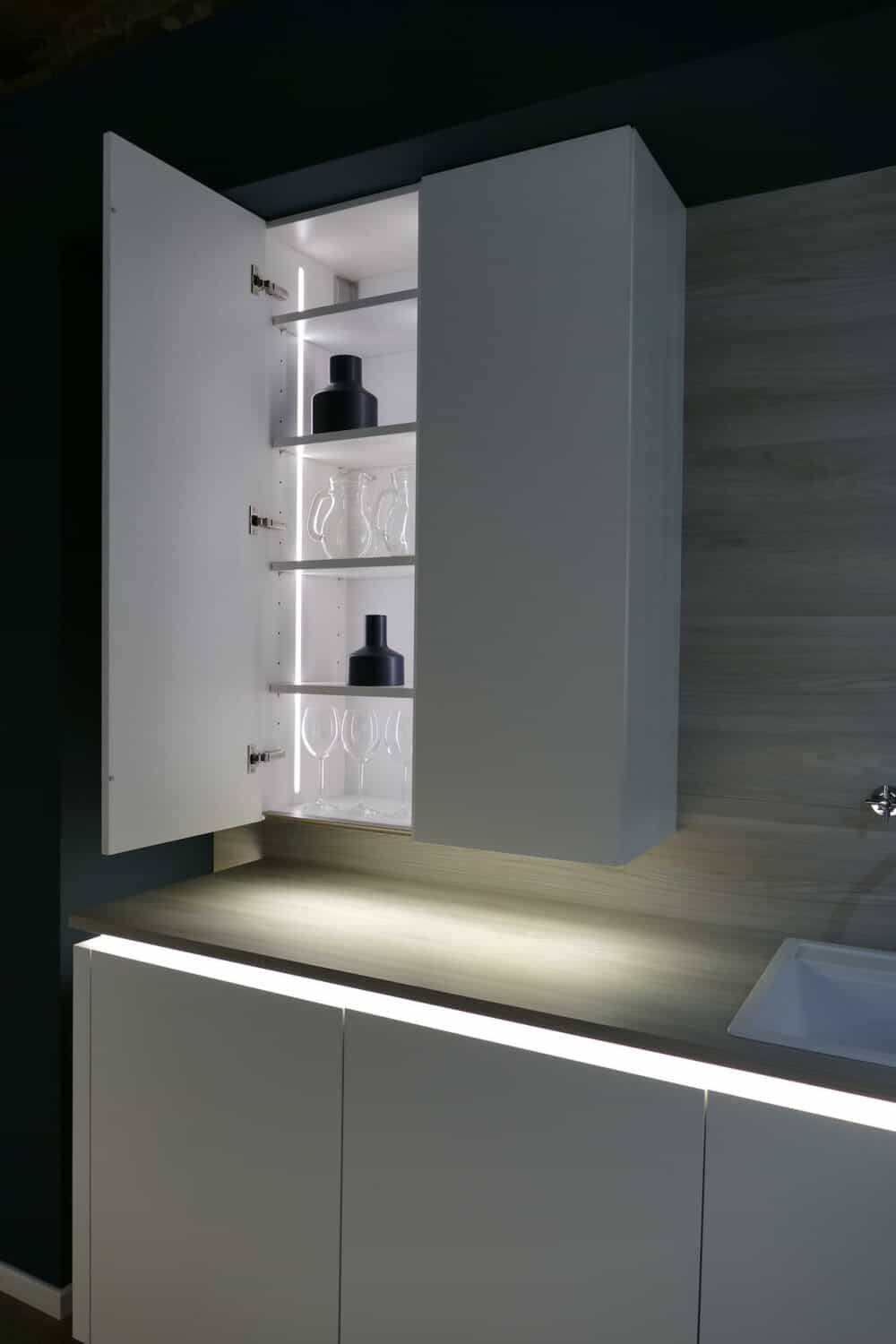 Hängeschrank Bauformat moderne Inselküche Kitzbühel