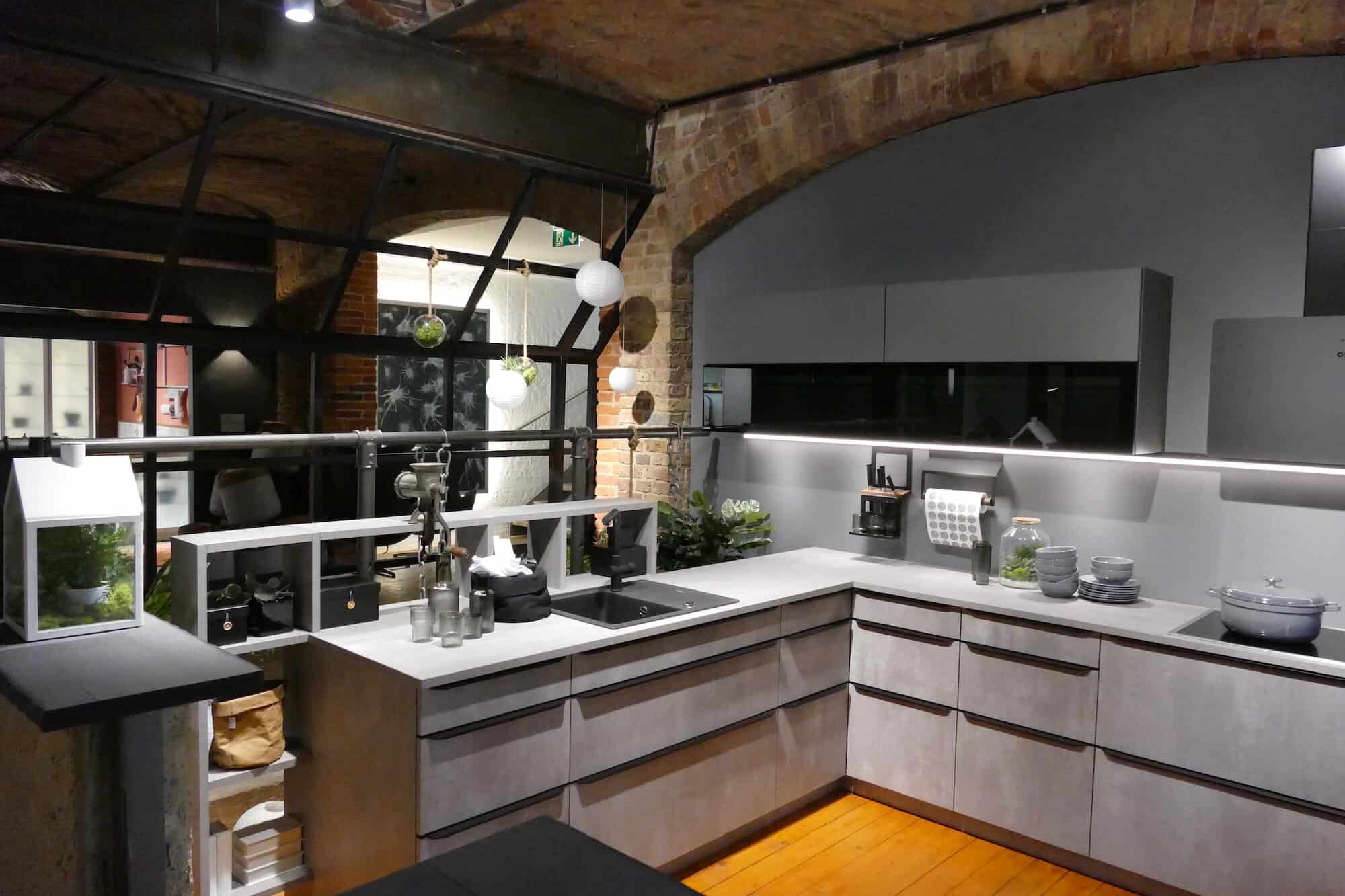 Bauformat moderne L-Küche grau | Küchenhalle | Kopffreihaube | preiswert