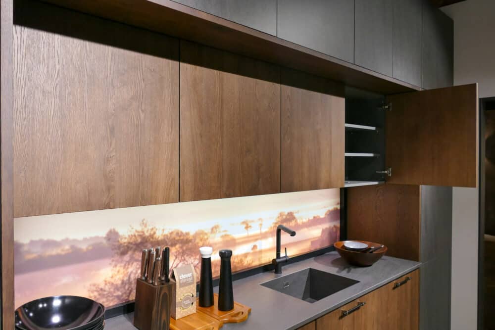 Hochschrank Holzfronten grifflos Bauformat Insel Küche