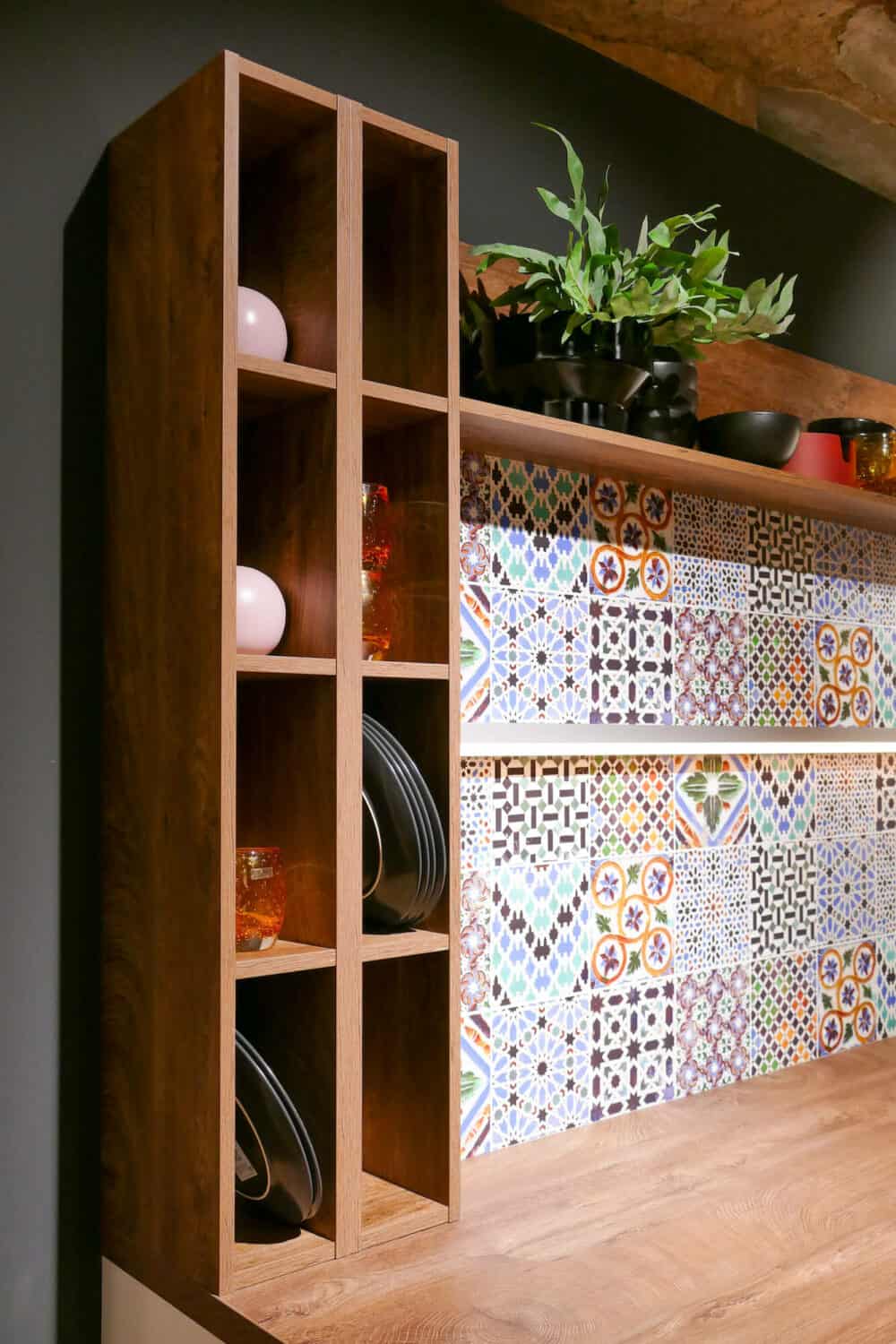 Holz Wandschrank mit Mosaik Rückwand Bauformat Insel Küche