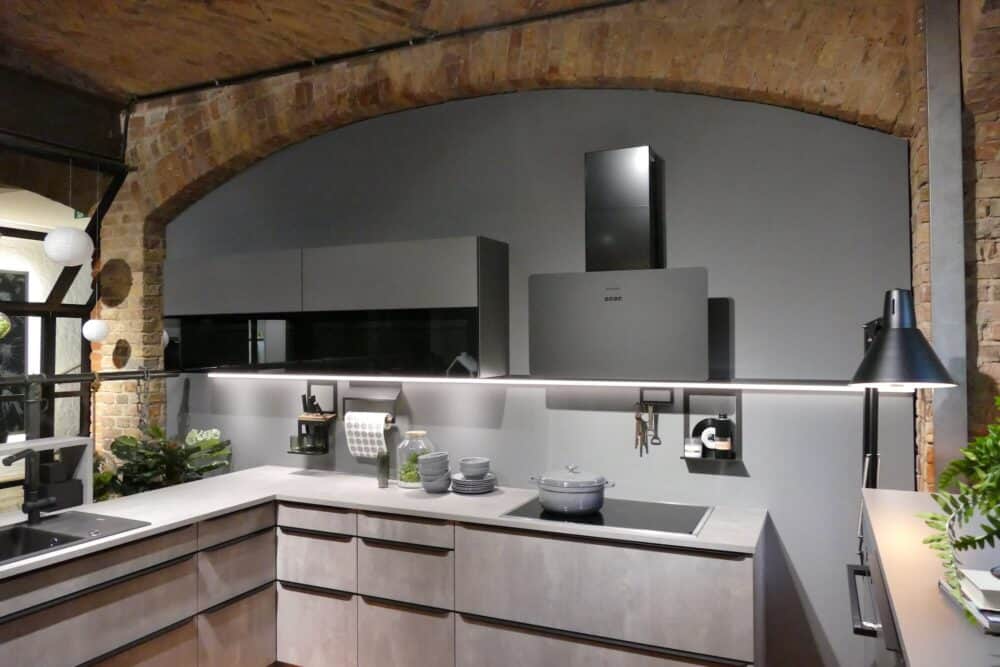 Kochstelle Bauformat moderne L-Küche grau