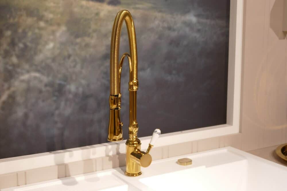 Armatur Bauformat Landhaus Inselküche sandbeige