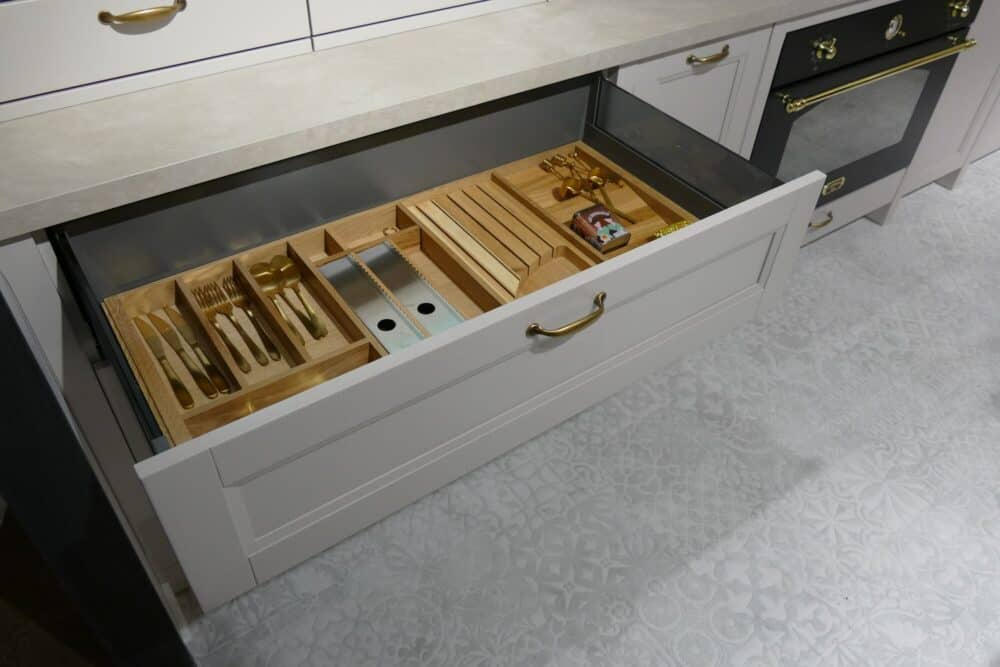 Auszug Bauformat Landhaus Inselküche sandbeige