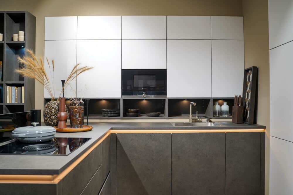 Bauformat Designküche grau weiß grifflos