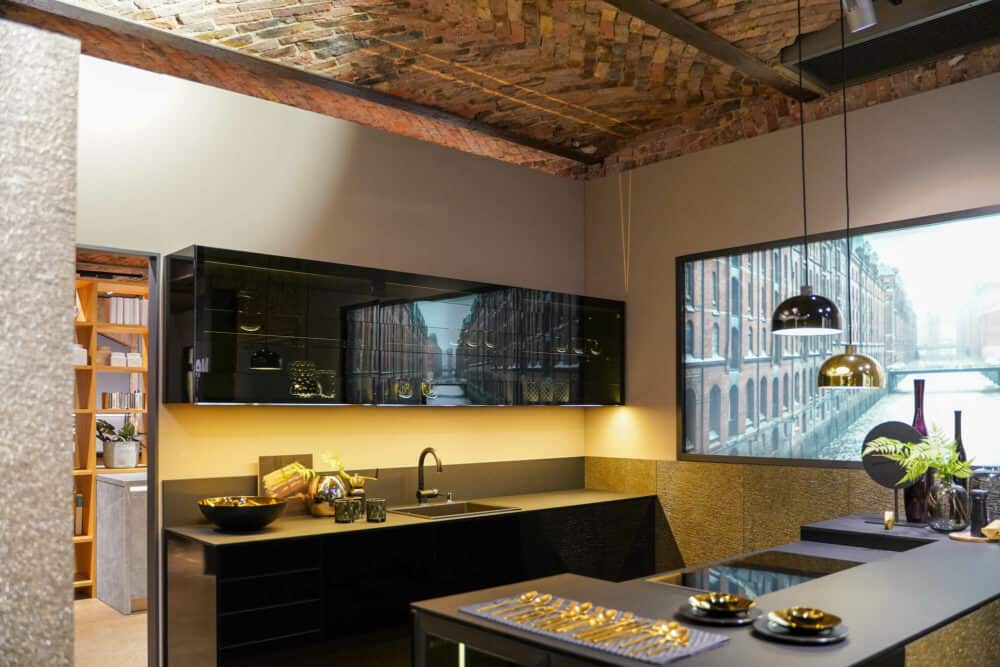 Bauformat Inselküche Pamplona Bilbao Gold schwarz