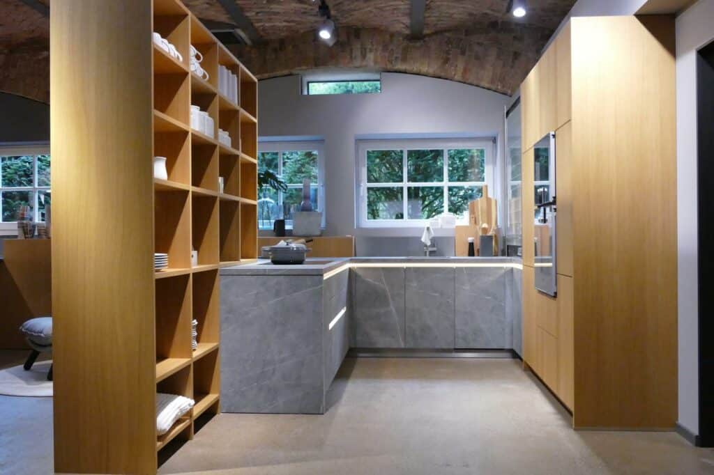 Bauformat moderne U-Küche Holz Keramik