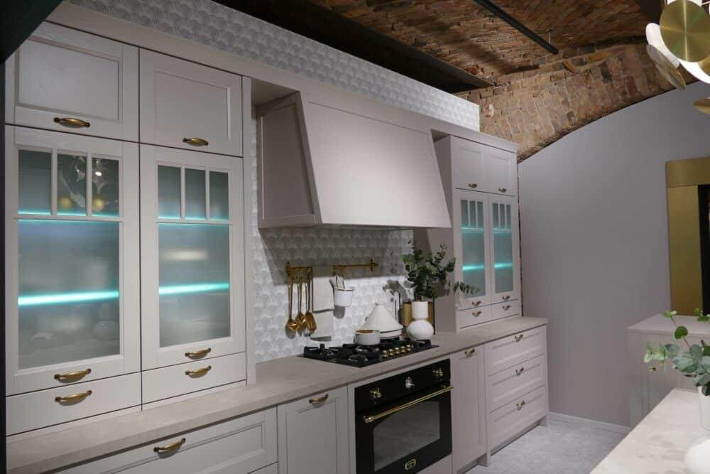 Dunsthaube Bauformat Landhaus Inselküche sandbeige