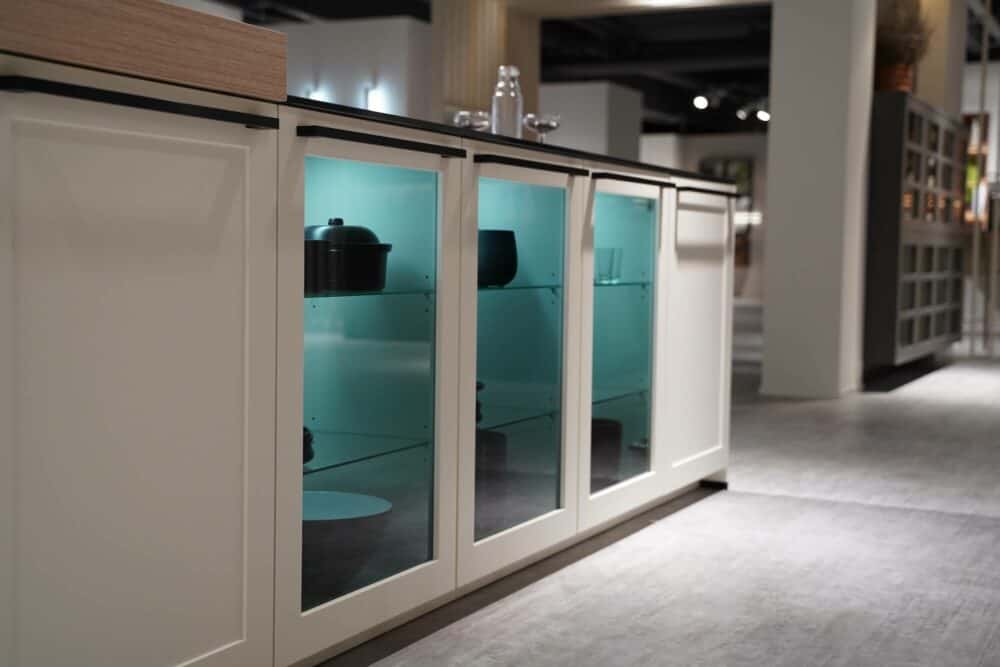 Glasschränke Nobilia Design Küchenzeile mit Kochinsel