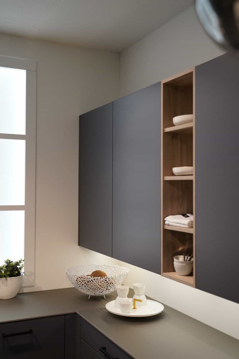 Hängeschrank Ballerina moderne U-Küche grau