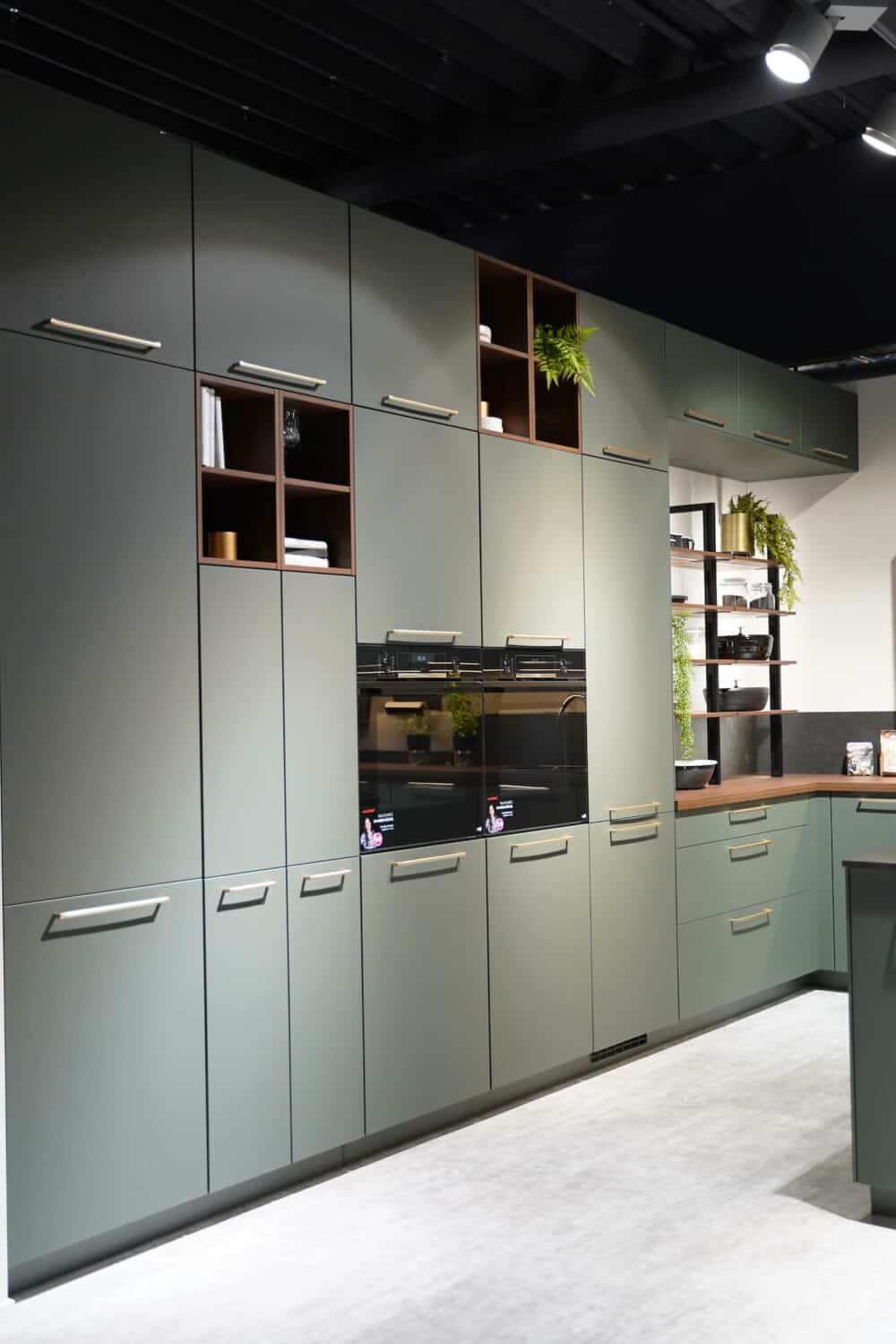 Hochschrank 1 Nobilia moderne L-Küche mit Kochinsel