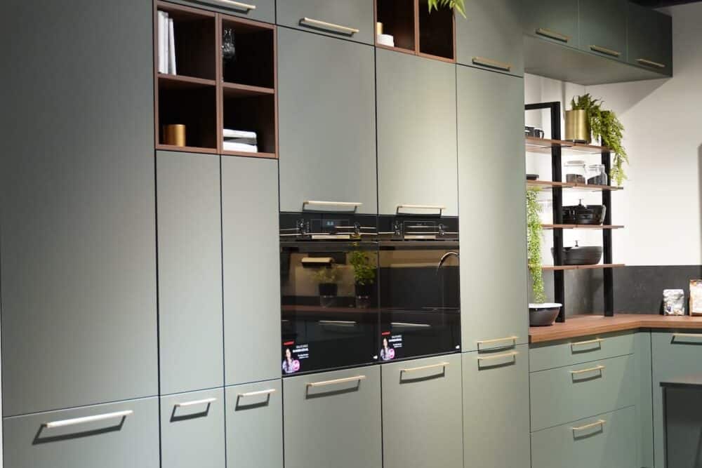 Hochschrank 1 Nobilia moderne L-Küche mit Kochinsel