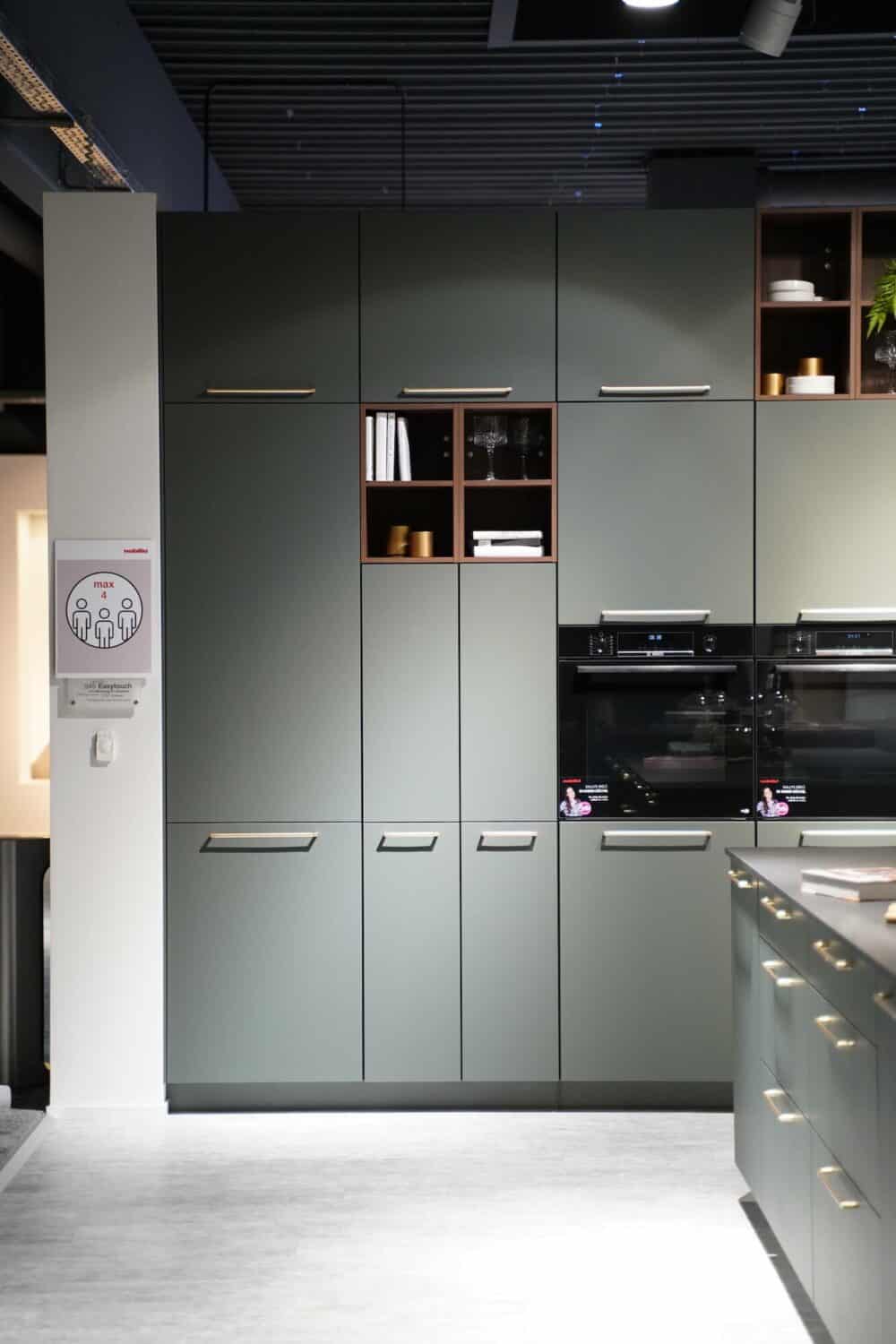 Hochschrank 2 Nobilia moderne L-Küche mit Kochinsel