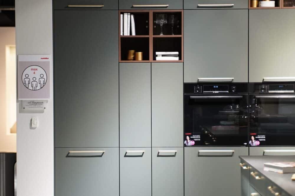 Hochschrank 2 Nobilia moderne L-Küche mit Kochinsel