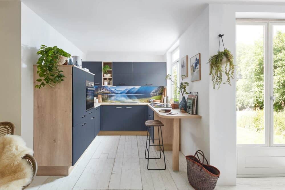 Nobilia U-Küche mit Esstisch Fjordblau