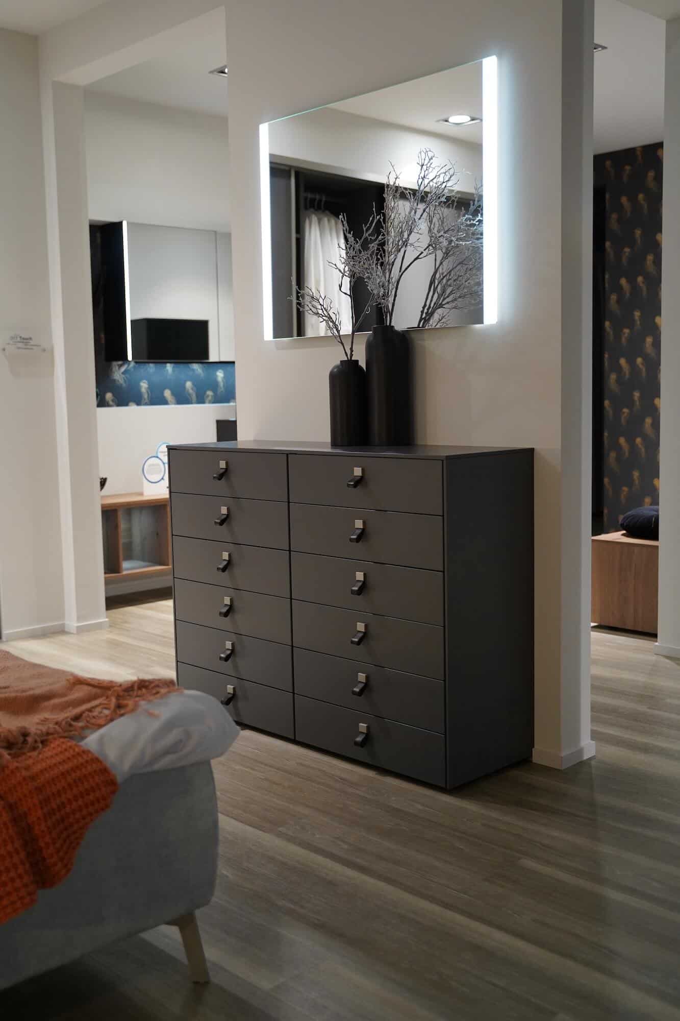 Schlafzimmer Schrank schwarz Bett