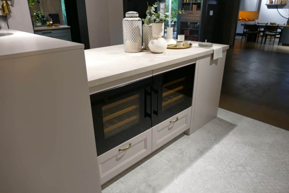Bauformat Landhaus Inselküche sandbeige – Bild 10