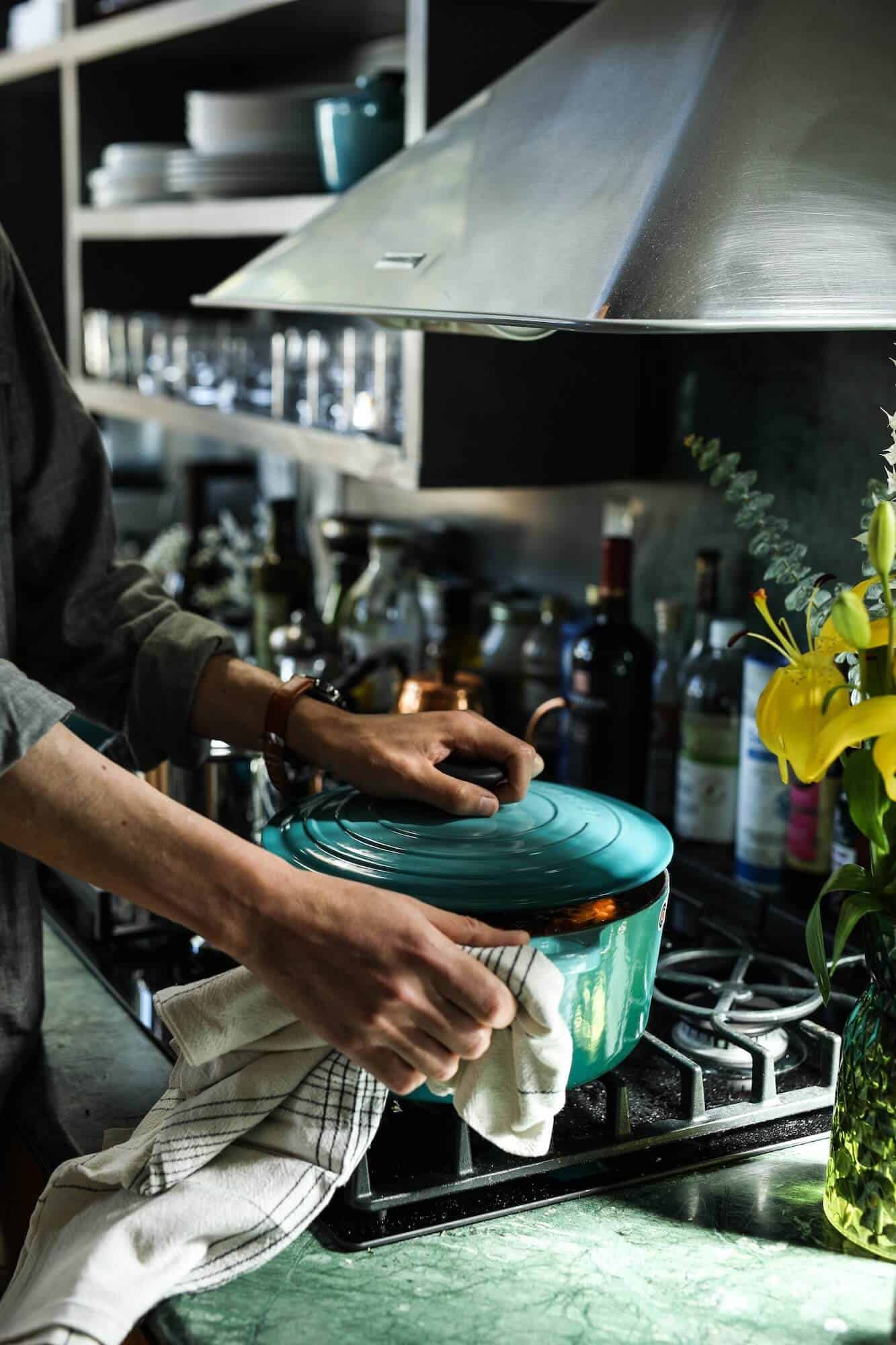 Lebensmittel erhitzen Kochtopf kochen Küche Küchenhalle