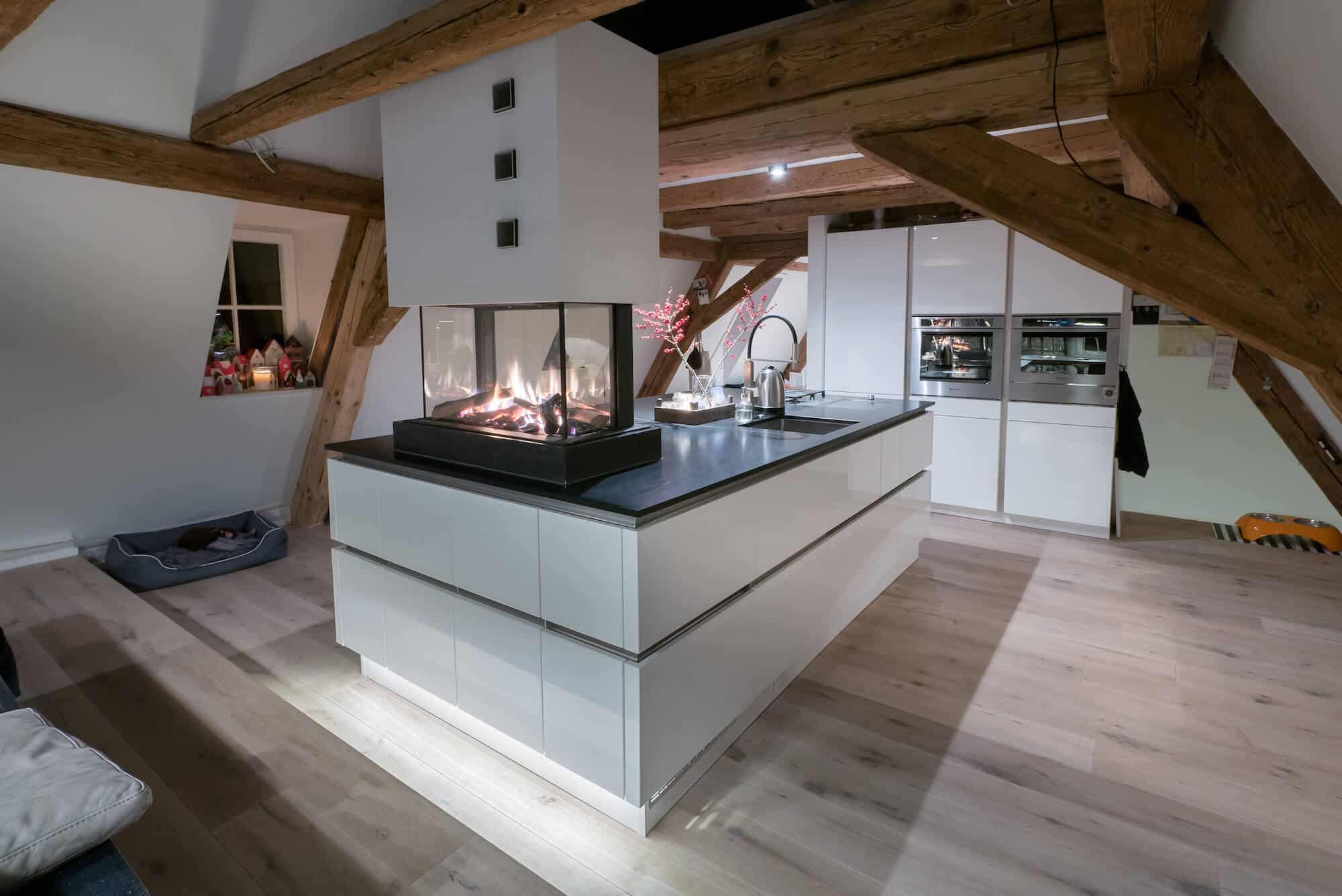 Bauformat Inselküche weiß Design Grifflos mit Elektrogeräten