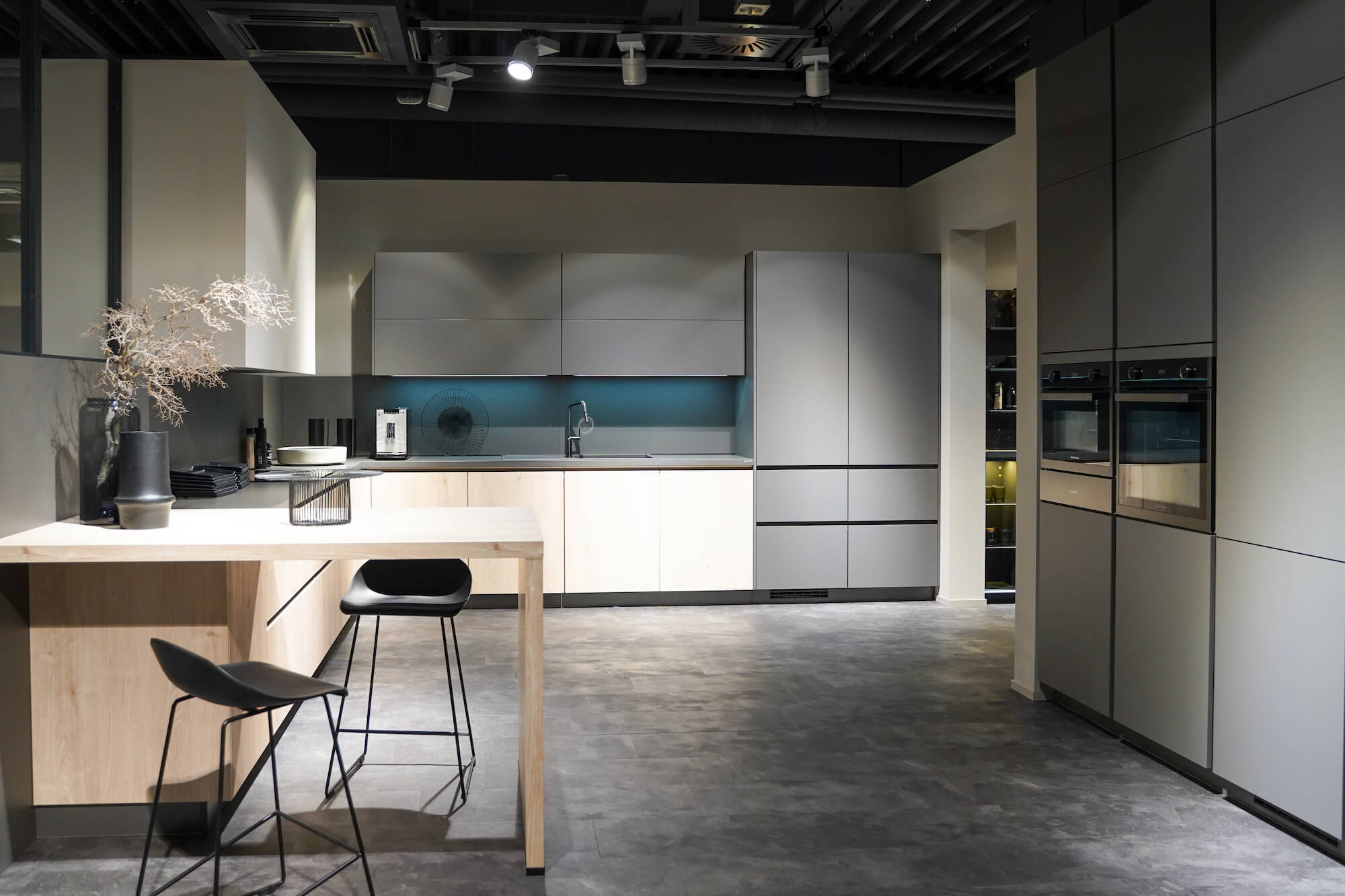 Nobilia Design L-Küche Echtholz grifflos grau