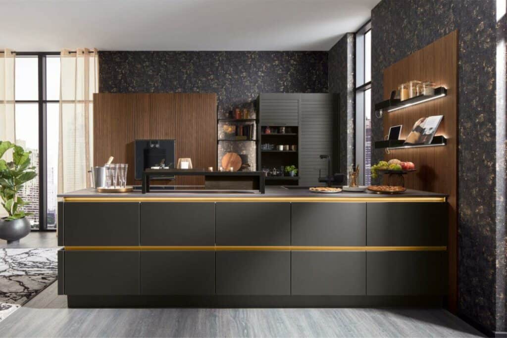 Ballerina Design Inselküche schwarz gold smart glas Fronten