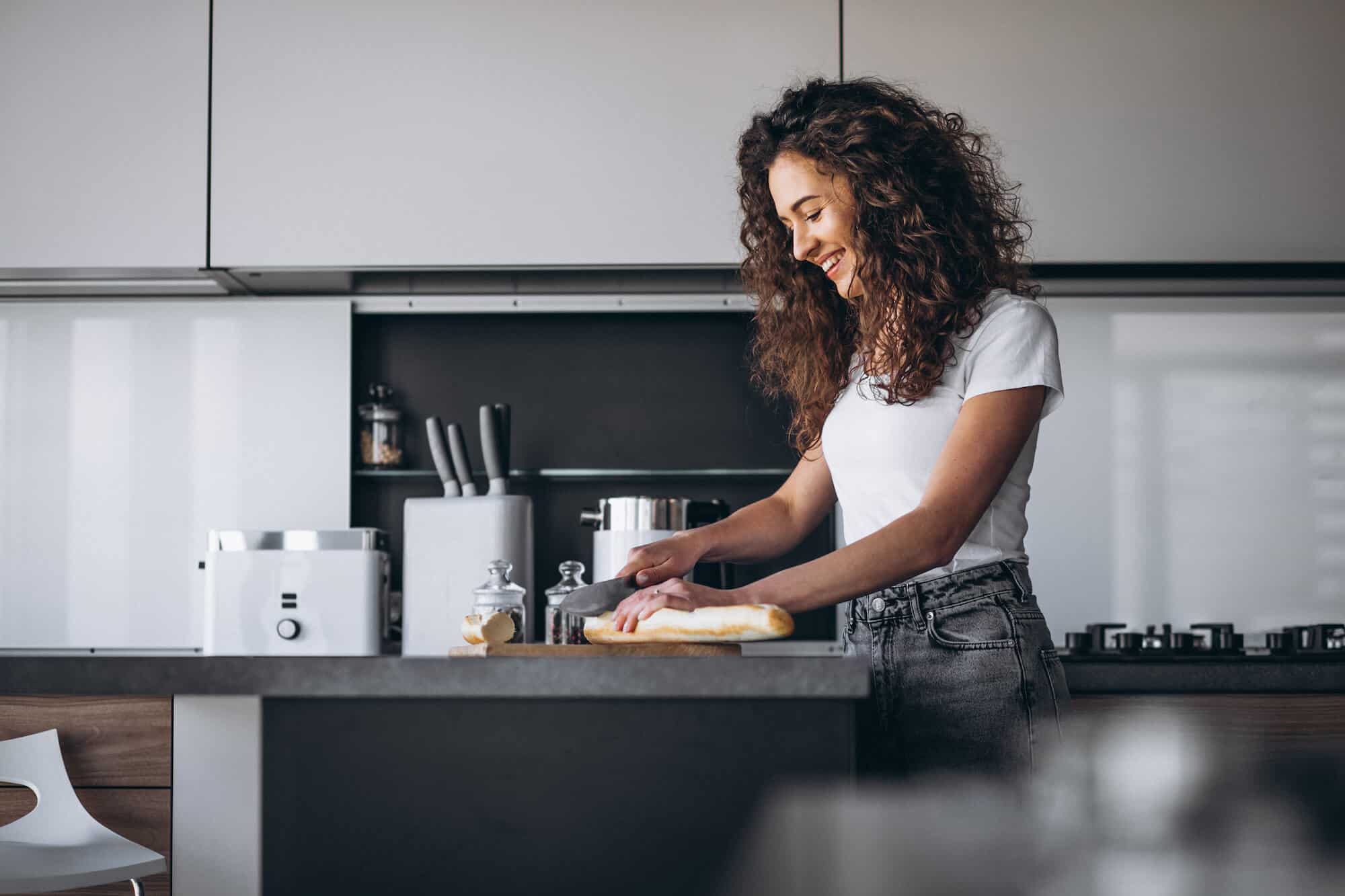 Brot schneiden Frau Designküche Küchenhalle