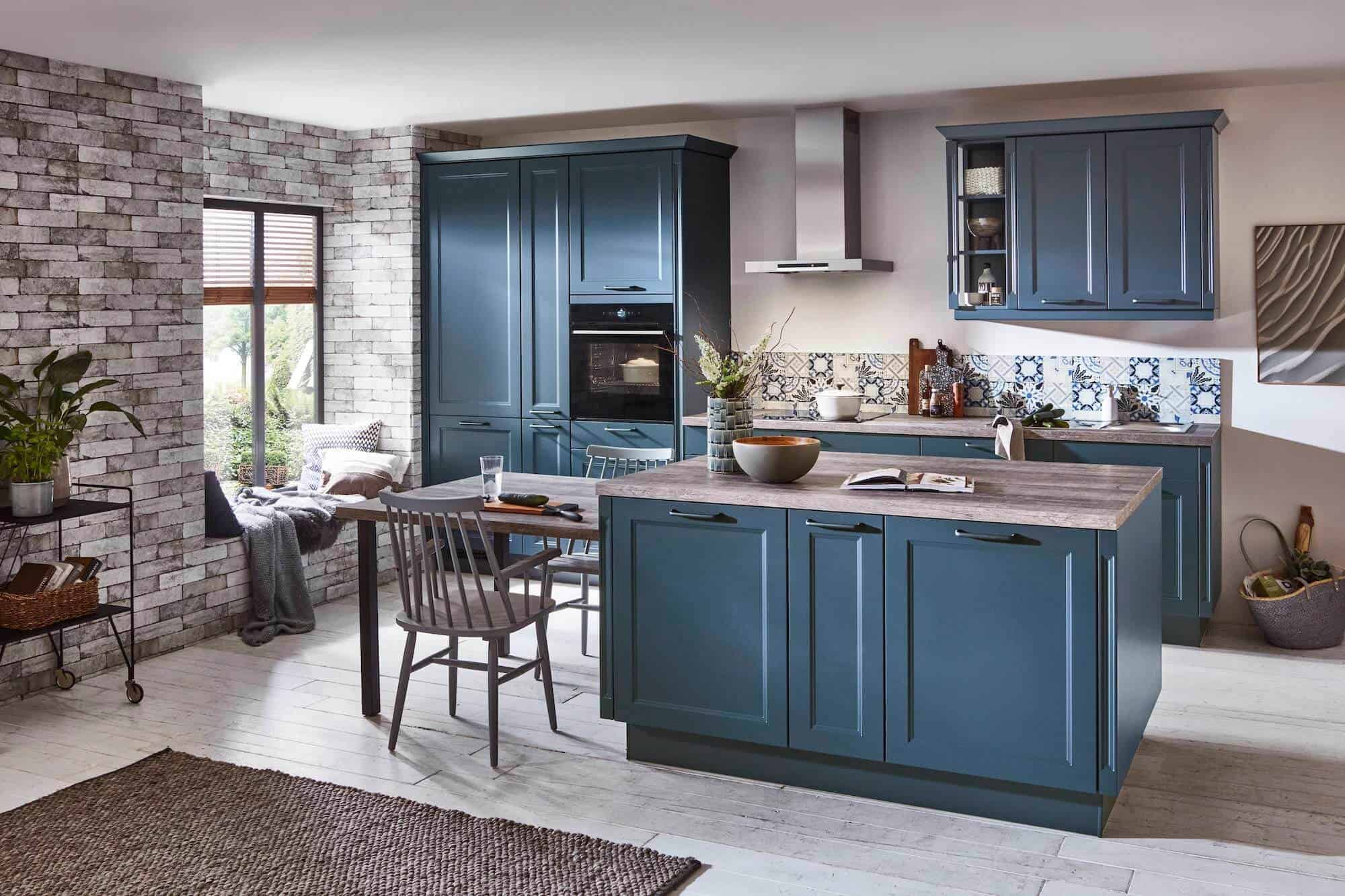 Nobilia Cascada blaue Landhausküche mit Kücheninsel