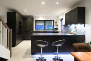 Nobilia moderne G-Form Küche schwarz mit Beleuchtung