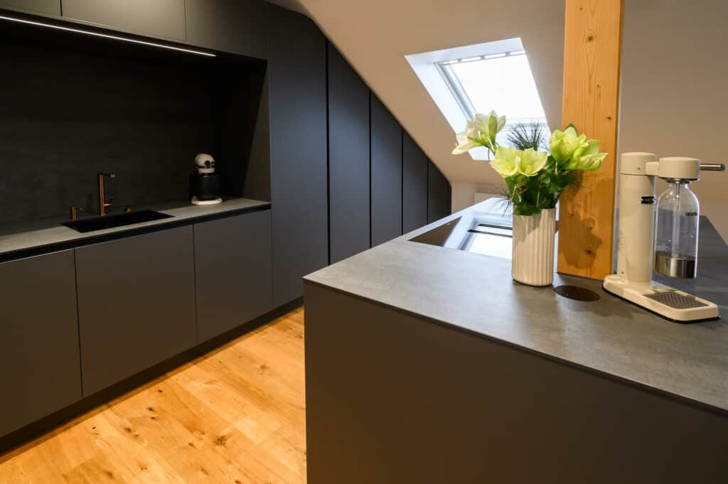 Ballerina Design Inselküche grifflos schwarz