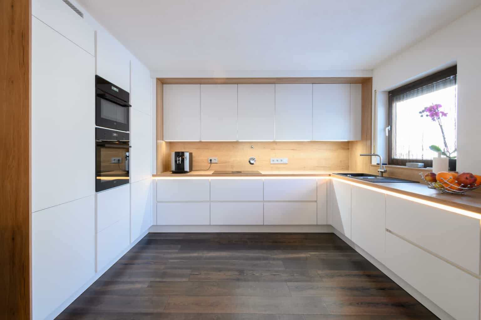 Ballerina-Design-U-Form-Kueche-weiss-grifflos-mit-Holz-Arbeitsplatte-1536x1023.jpg