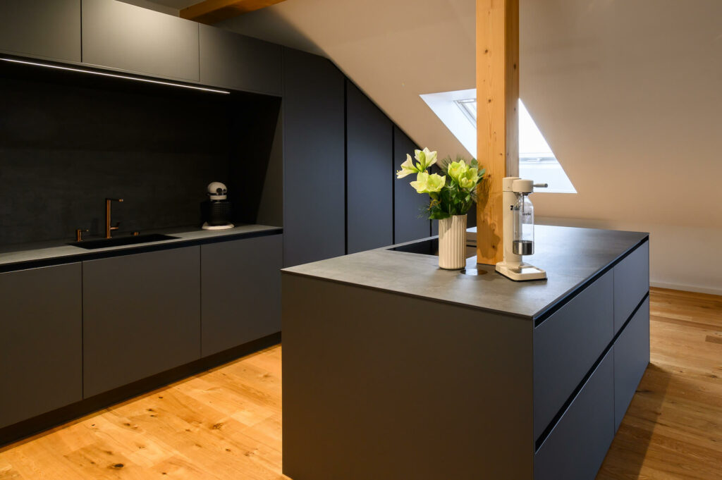 Ballerina Designküche mit Kücheninsel grau schwarz
