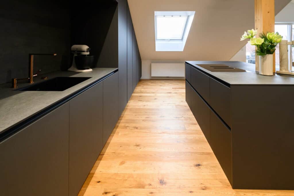 Ballerina Designküche mit Kücheninsel schwarz grifflos