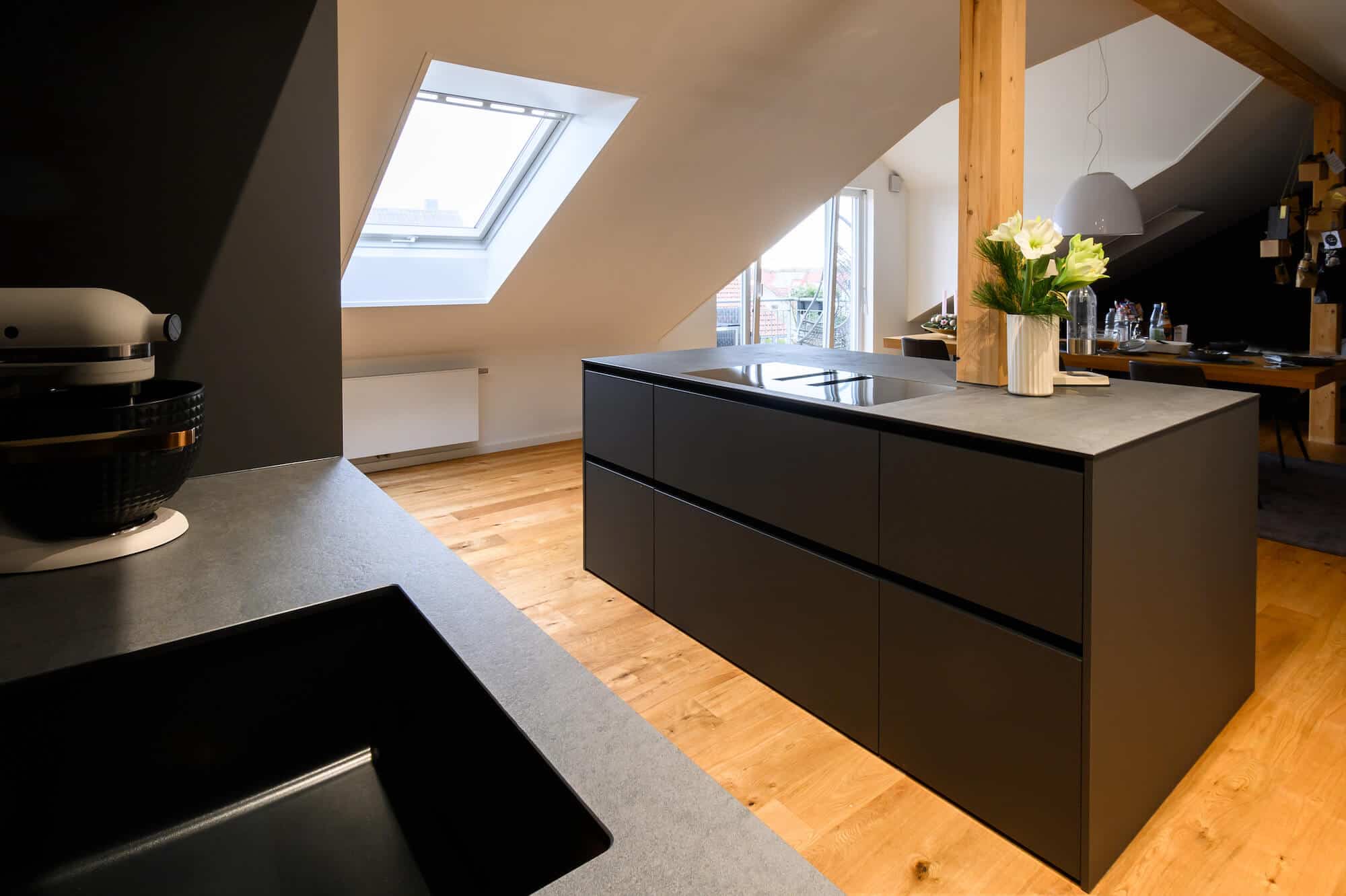 Ballerina Designküche schwarz grifflos mit Kochfeldabzug