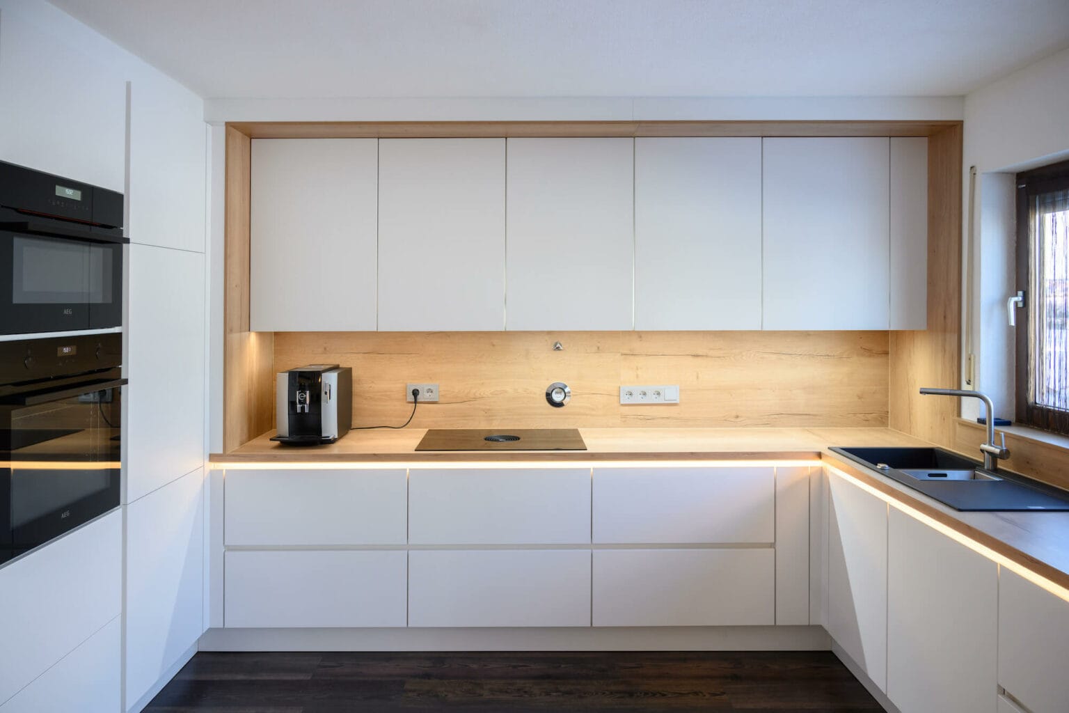 Ballerina Design U-Form Küche weiß grifflos mit Holz Arbeitsplatte ...