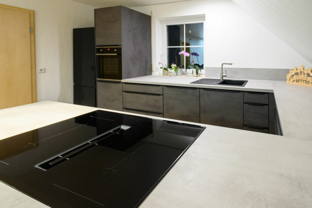 Nobiia moderne U-Küche mit Bosch Induktionskochfeld und Kochfeldabzug