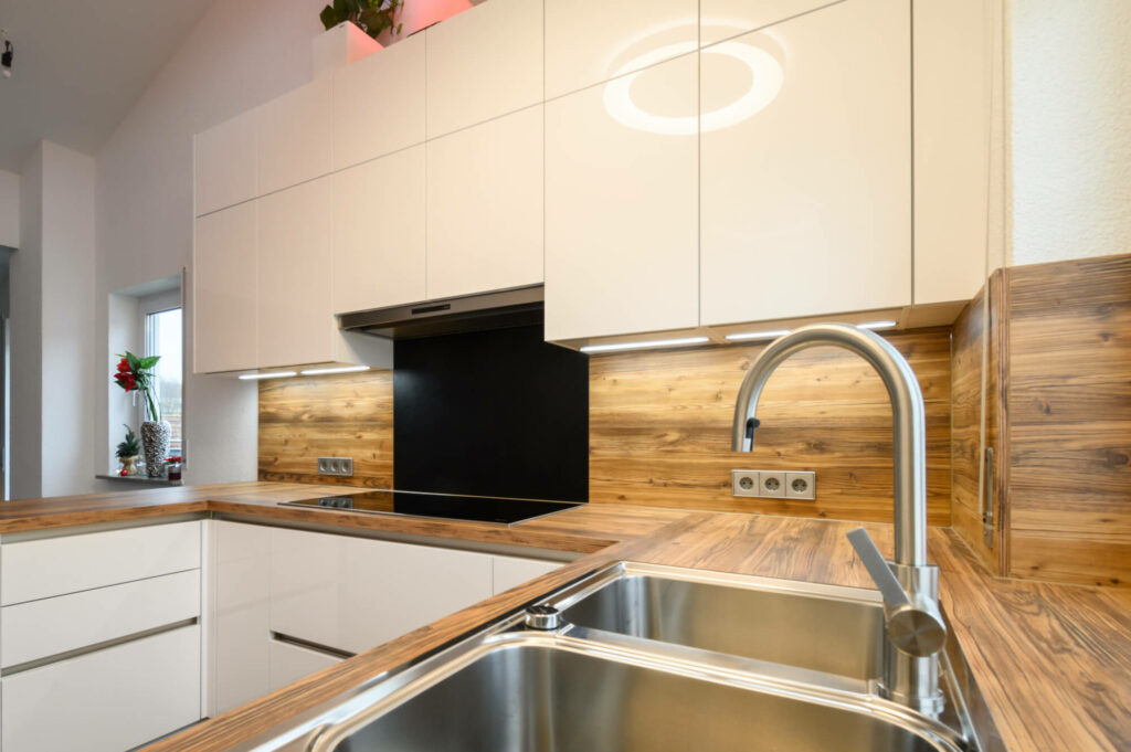Nobilia Design G-Küche weiß mit Elektrogeräten
