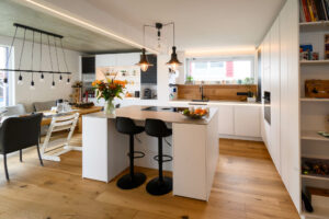 Nobilia Design Insel Küche weiß grifflos mit Esstheke