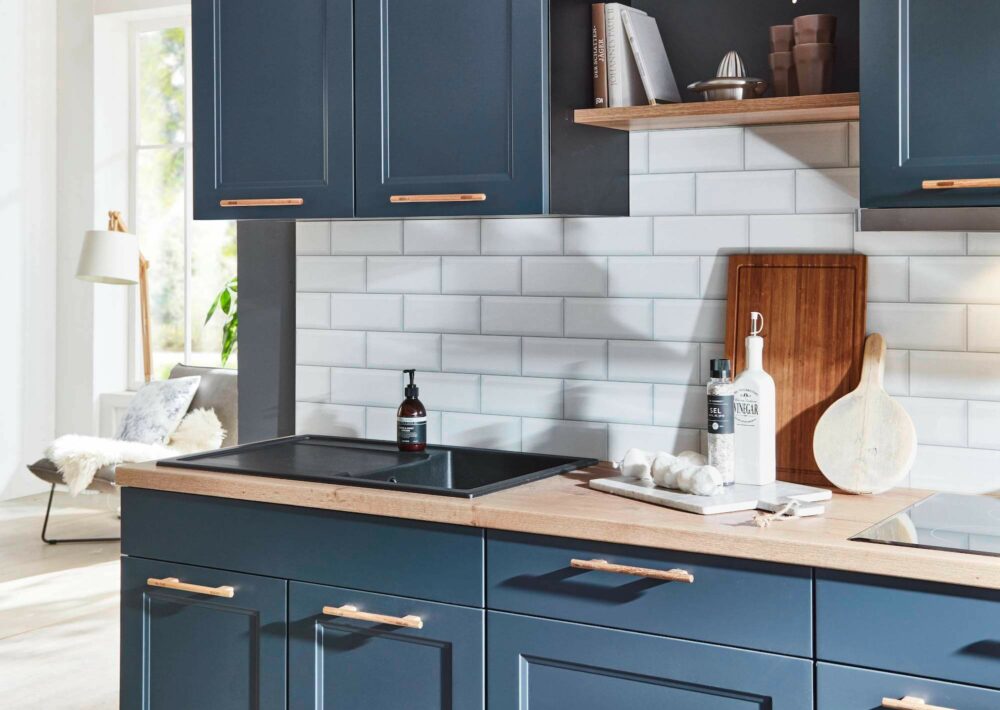 Nobilia Landhausküche Küchenzeile blau mit Holz Griffen
