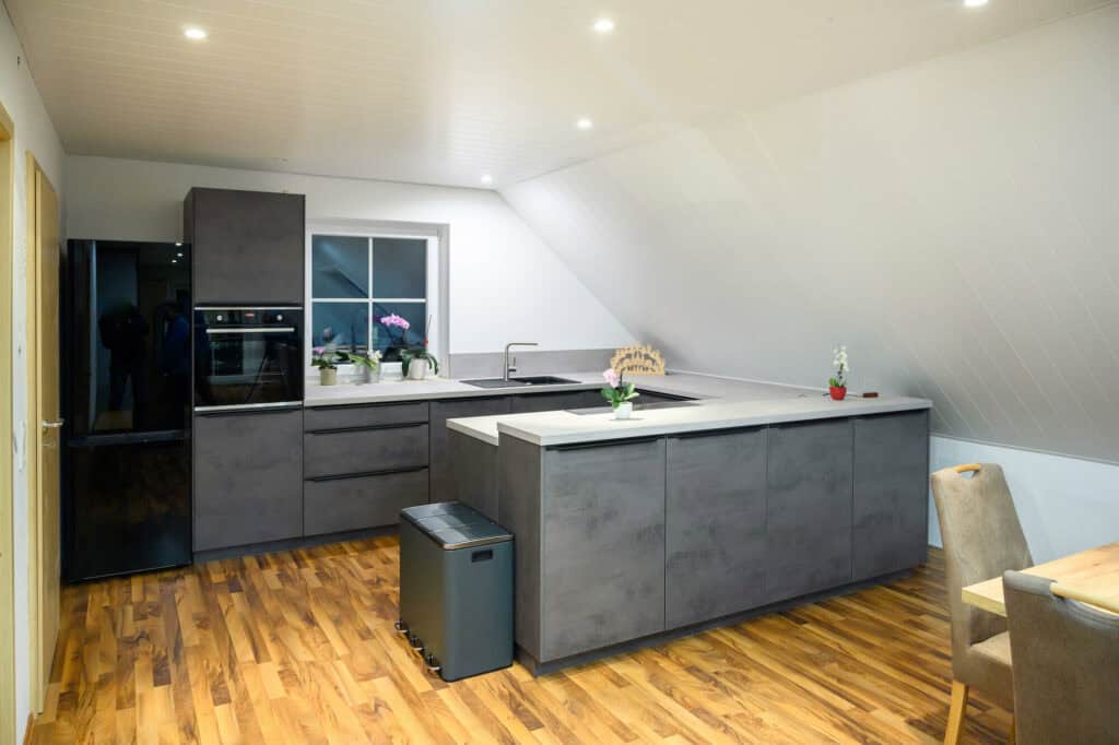 Nobilia U-Küche modern grau mit Standkühlschrank