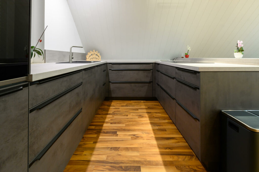 Nobilia U-Küche modern grau mit schwarzen Griffleisten
