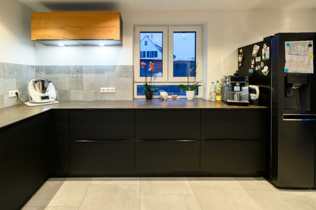 Nobilia U-Küche modern schwarz mit Griffleisten und Keramik Arbeitsplatte