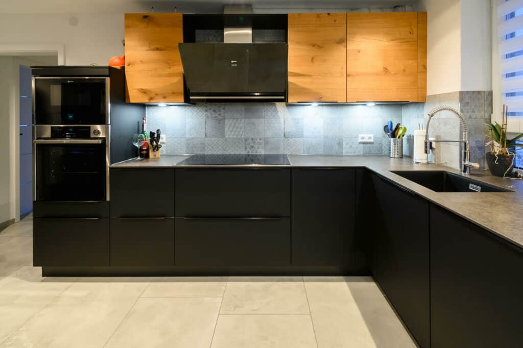 Nobilia moderne U-Küche mit Griffleisten schwarz