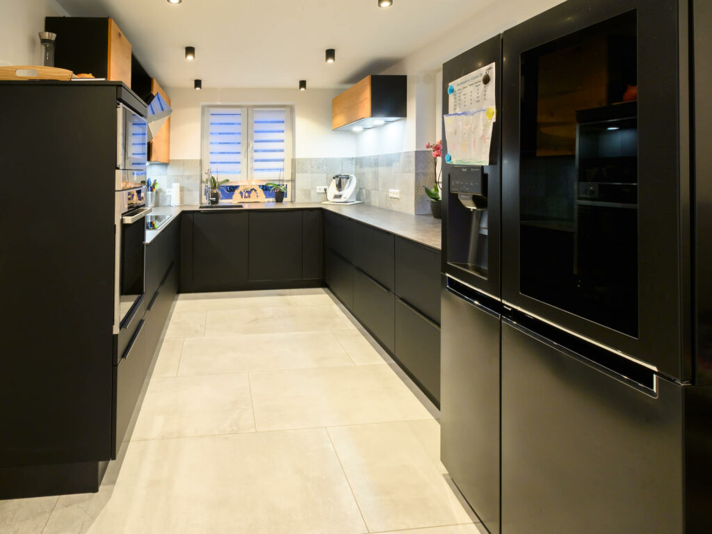 Nobilia moderne U-Küche schwarz mit Griffleisten