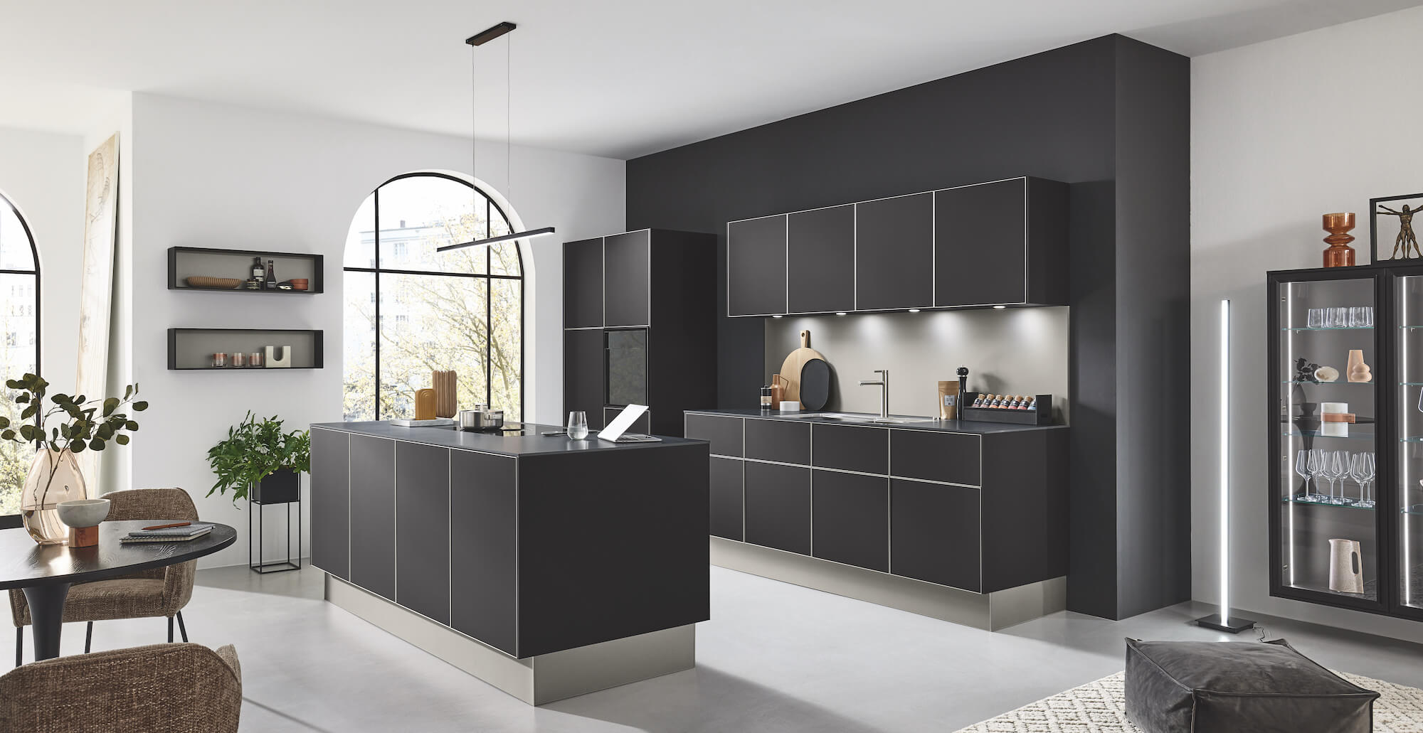 Ballerina Design Inselküche Alutec schwarz grifflos