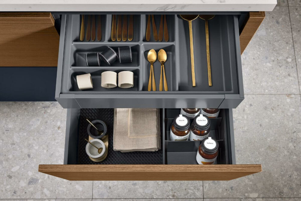 Ballerina Design Inselküche mit Hochschrank Besteckkasten