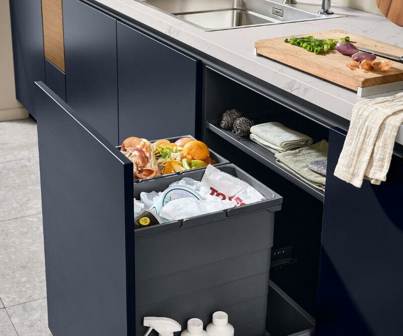 Ballerina Design Inselküche mit Hochschrank Mülltrennsystem