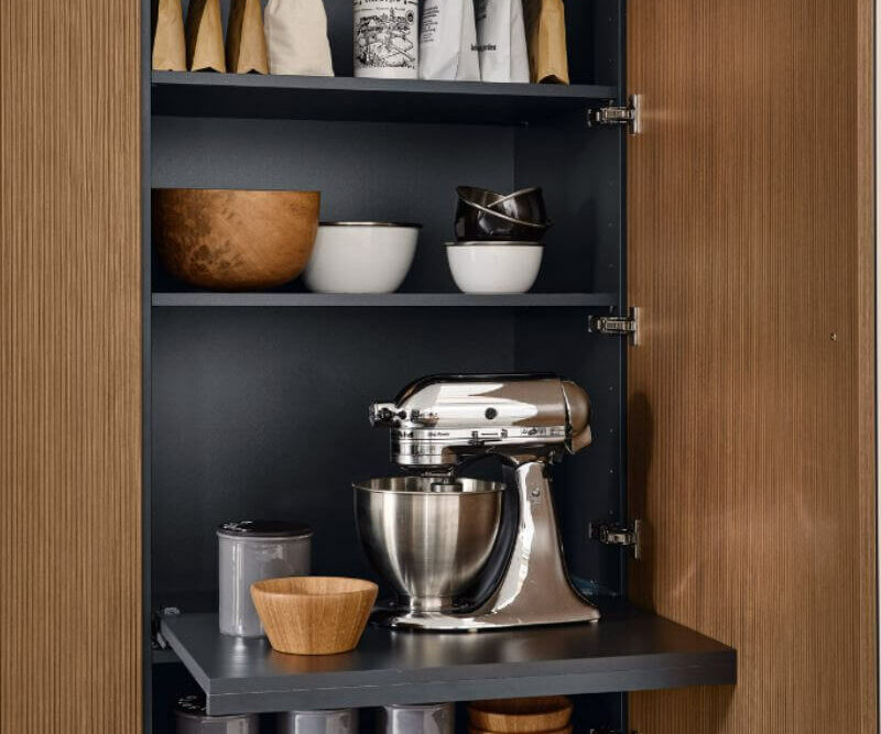 Ballerina Design Inselküche mit Hochschrank ausziehbares Tablar