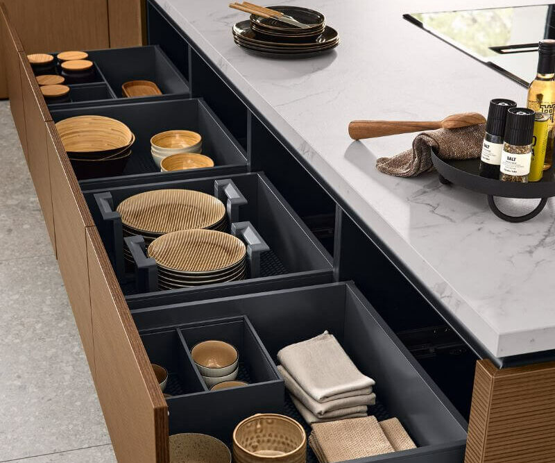 Ballerina Design Inselküche mit Hochschrank offener Auszug