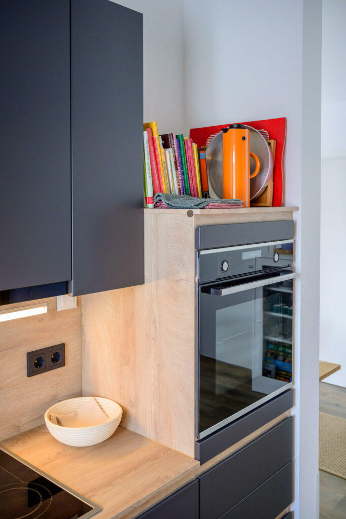 Ballerina Design U-Küche mit Elektrogeräten und Holz Arbeitspaltte