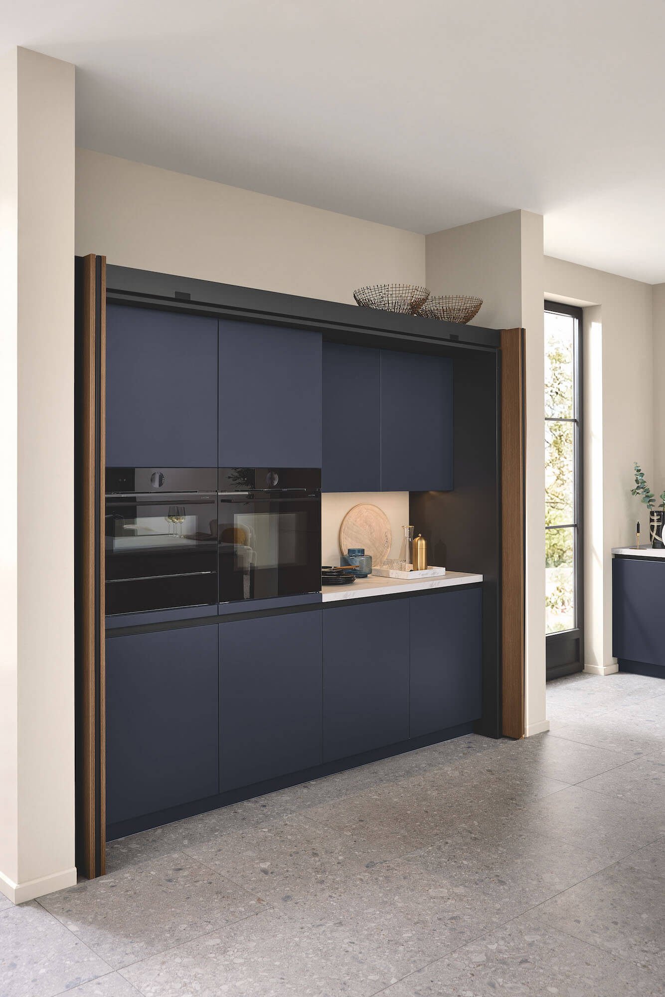 Ballerina Designküche mit Pocketdoor System Wandschrank